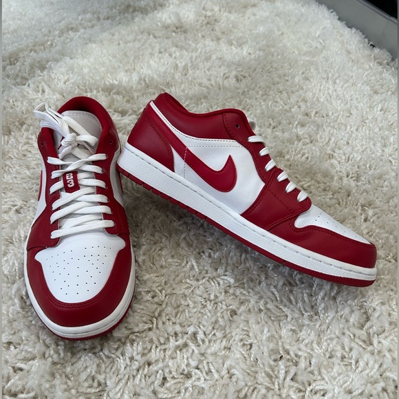 SIZE 8.5 MENS AIR JORDANS RETRO 1 LOW RED AND WHITE - Picture 6 of 8